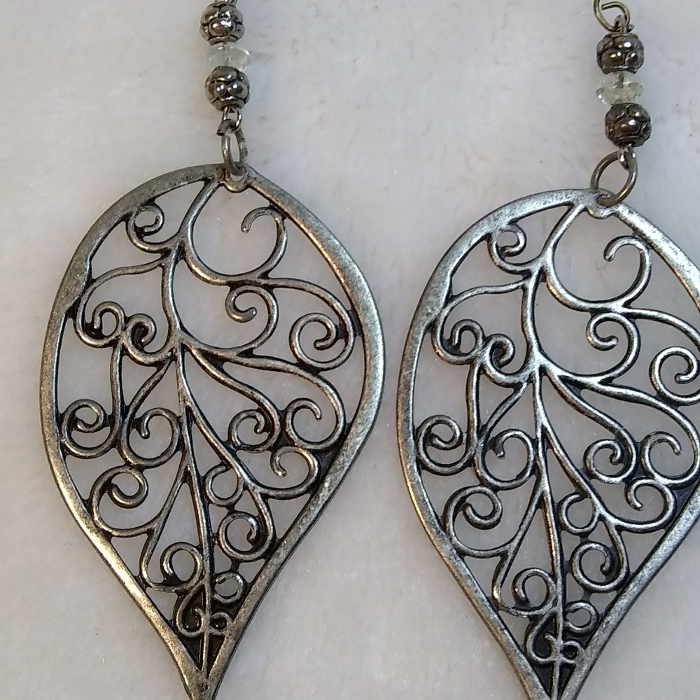 Long leaf dangle earrings - Picture 2 of 3